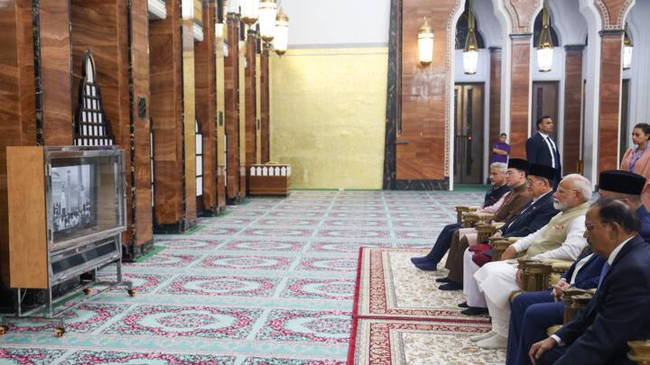 PM Modi watches a video detailing the mosque’s history. The mosque is named after Omar Ali Saifuddien III, the 28th Sultan of Brunei, and was completed in 1958. (Photo: X/@MEAIndia)