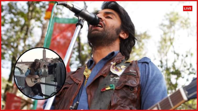 Ranbir Kapoor sings jo bhi main in Rockstar BTS Video netizens trolled actor singing skills 'रॉकस्टार' के सेट पर Ranbir Kapoor ने गाया ऐसा गाना, वीडियो देख यूजर्स बोले- 'ये सुनके नादान परिंदे घर से भाग गए होंगे'