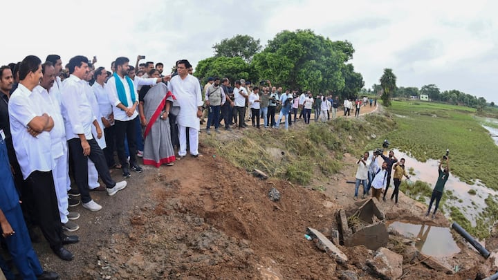 तेलंगाना के मुख्यमंत्री ए. रेवंत रेड्डी ने खम्मम जिले में अकेरू नदी और बांधों की बाढ़ से प्रभावित क्षेत्रों का निरीक्षण किया. उन्होंने भी लोगों को मदद का भरोसा दिया है.