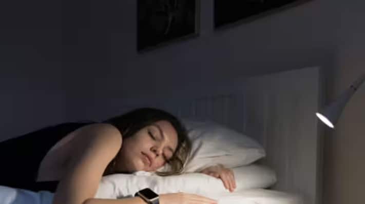 निरोगी व्यक्तीचा मृत्यू अकाली झाला असेल आणि स्वप्नात आजारी दिसत असेल तर त्यांच्या काही इच्छा पूर्ण झालेल्या नाही. त्या समजून  घेण्याचा प्रयत्न करा... काही त्यांच्या इच्छा अपूर्ण राहिल्या असतील तर अशी स्वप्ने पडतात. त्यांची इच्छा पूर्ण करण्याचा प्रयत्न करा.