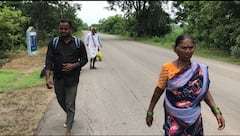 కరీంనగర్ జిల్లాలో వర్షానికి కూలిన వంతెన, కిలోమీటర్ల మేర నడుస్తూనే ఉన్న ప్రజలు