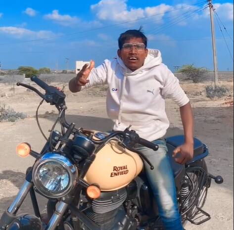 पण सूरजचे कपडे परत घेतले जात नाहीत.ते म्हणतात की पोरगा चांगला आहे, त्याला द्या. दोन शर्टवर सूरज घरात आलेला आहे. तेव्हा त्याच्या पायातली चप्पलही तुटलेली होती.'