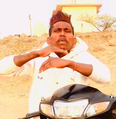 बिग बॉसच्या घरात (Bigg Boss Marathi New Season) पहिल्या आठवड्यापासूनच एका सदस्याला तुफान सपोर्ट मिळत आहे. सूरजला (Suraj Chavan) जरी हा खेळ समजत नसला तरी खेळ समजून घेण्याच्या त्याच्या प्रयत्नाचं कायमच कौतुक केलं होतंय.