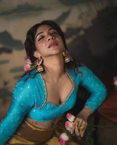 Madonna Sebastian: ట్రెడిషనల్ వేర్ లో గ్లామర్ మెరుపులు- అందాలతో ఆహా అనిపిస్తున్న మడోన్నా సెబాస్టియన్