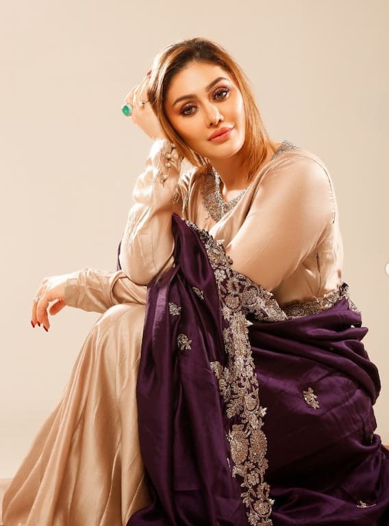 સિમ્પલ ડ્રેસમાં ક્યૂટ એન્ડ હૉટ લાગી શેફાલી