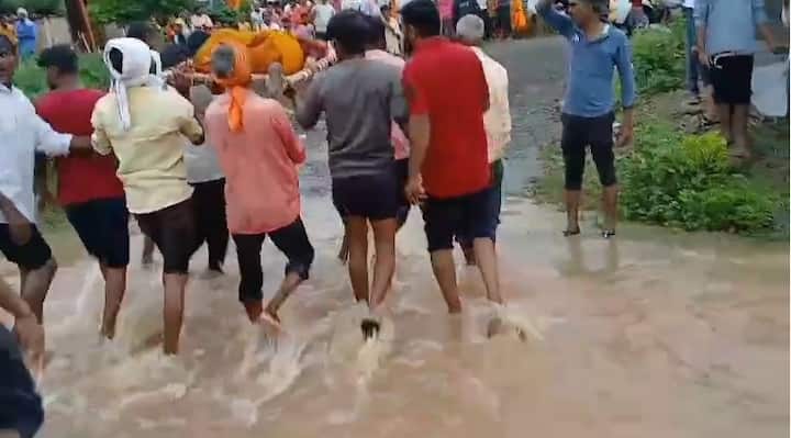 पुरामुळे रस्त्यांना नदीचं स्वरुप प्राप्त झालं आहे. त्यामुळे रस्ते वाहतूक बंद झाली आहे. त्यामुळे अनेक गावांचा संपर्कही तुटला आहे.