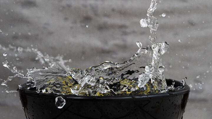 ত্বকের পরিচর্যায় একাধিক জিনিস ব্যবহার করা হয়। এর সঙ্গে যোগ করা যায়, বরফ জল বা বরফের টুকরো।