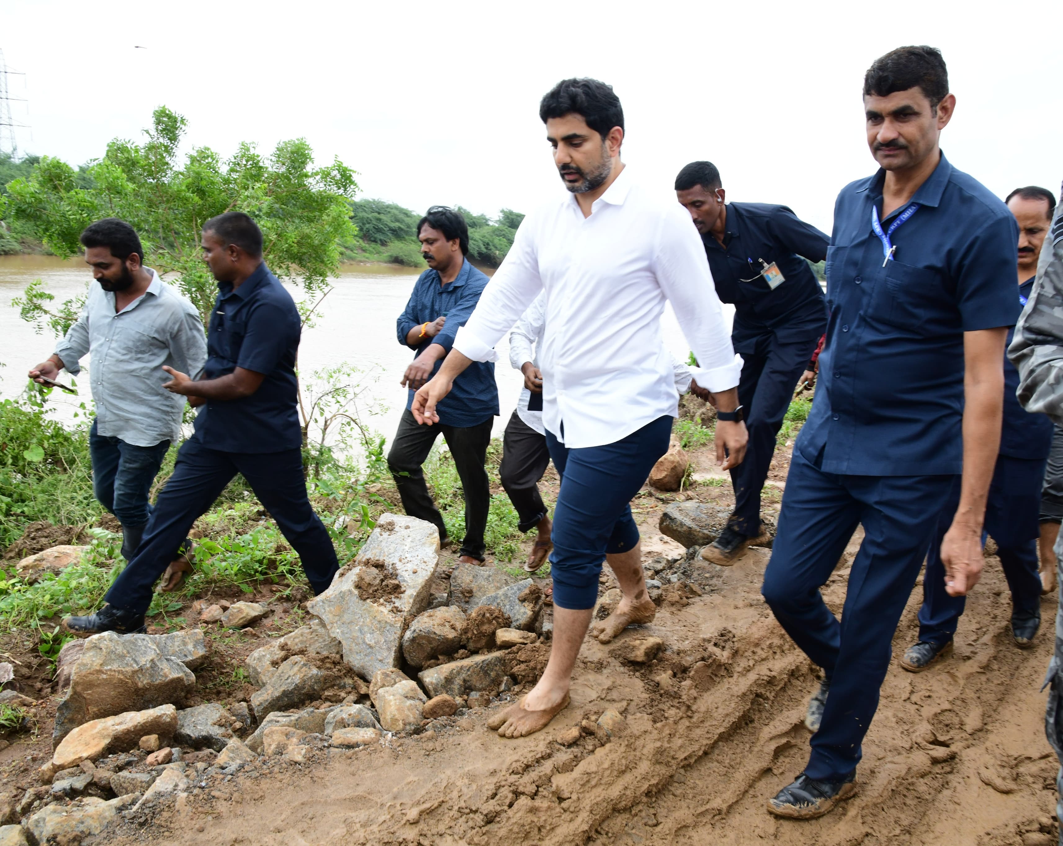 Nara Lokesh: బుడమేరు గండి వద్ద నారా లోకేశ్, చంద్రబాబుతో కలిసి పనులపై సమీక్ష