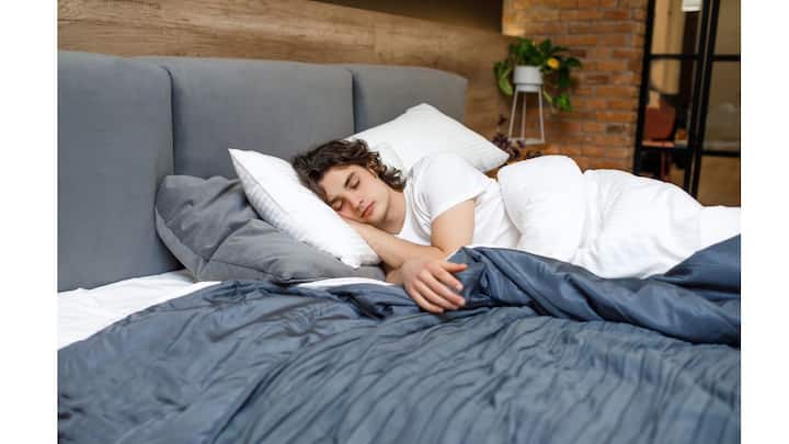 मृत व्यक्ती दु:खी दिसत असतील तर ते आपल्याला सावध करत असतात. ते आपल्या कामावर खूश नाहीत याचा अर्थ एखादे कार्य करत असतील तर ते लगेच थांबवावे.