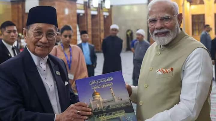 PM Modi Brunei Visit: વડાપ્રધાન નરેન્દ્ર મોદી બ્રુનેઈની બે દિવસીય મુલાકાતે છે. અહીં તેમણે રાજધાની બંદર સેરી બેગવાનમાં આવેલી ઐતિહાસિક સુલતાન ઉમર અલી સૈફુદ્દીન મસ્જિદની મુલાકાત લીધી હતી.