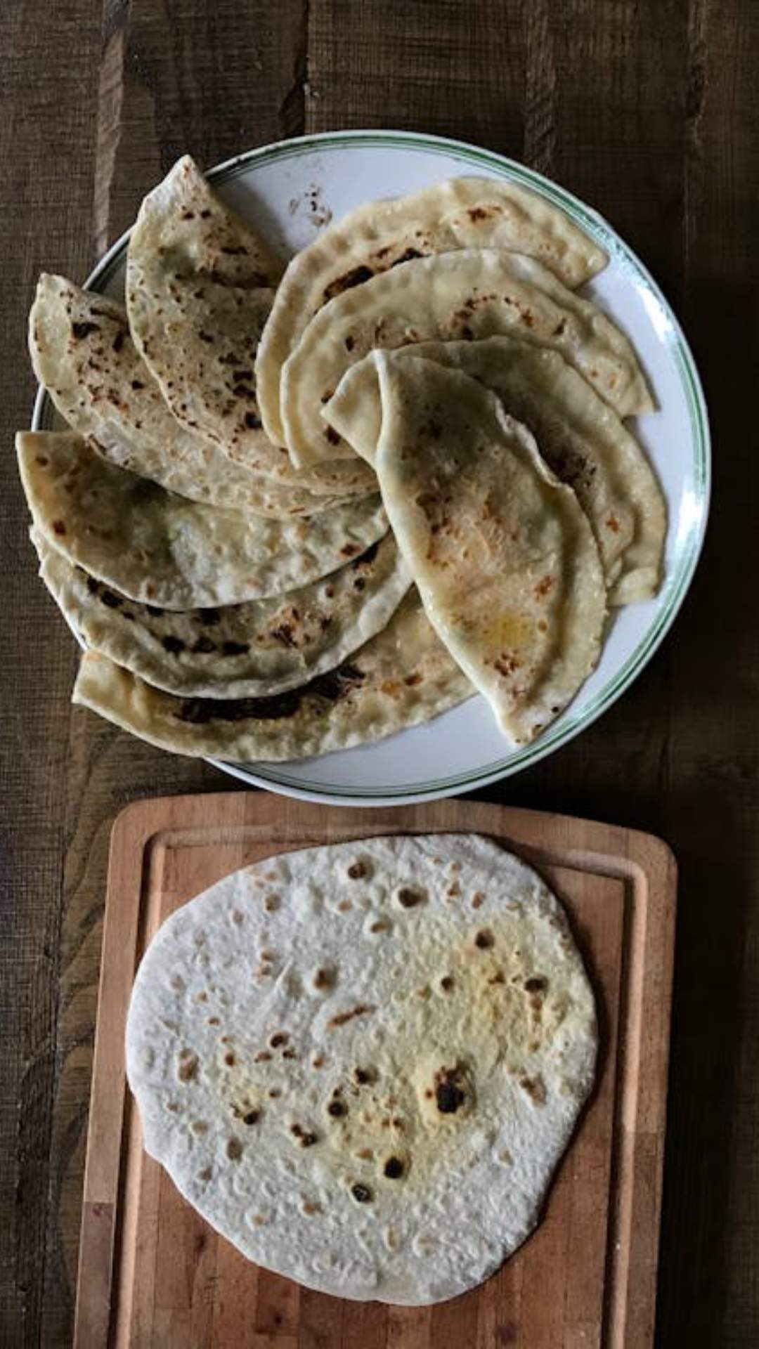 रोटी में मुख्य रूप से कार्बोहाइड्रेट, प्रोटीन और में वसा होती है