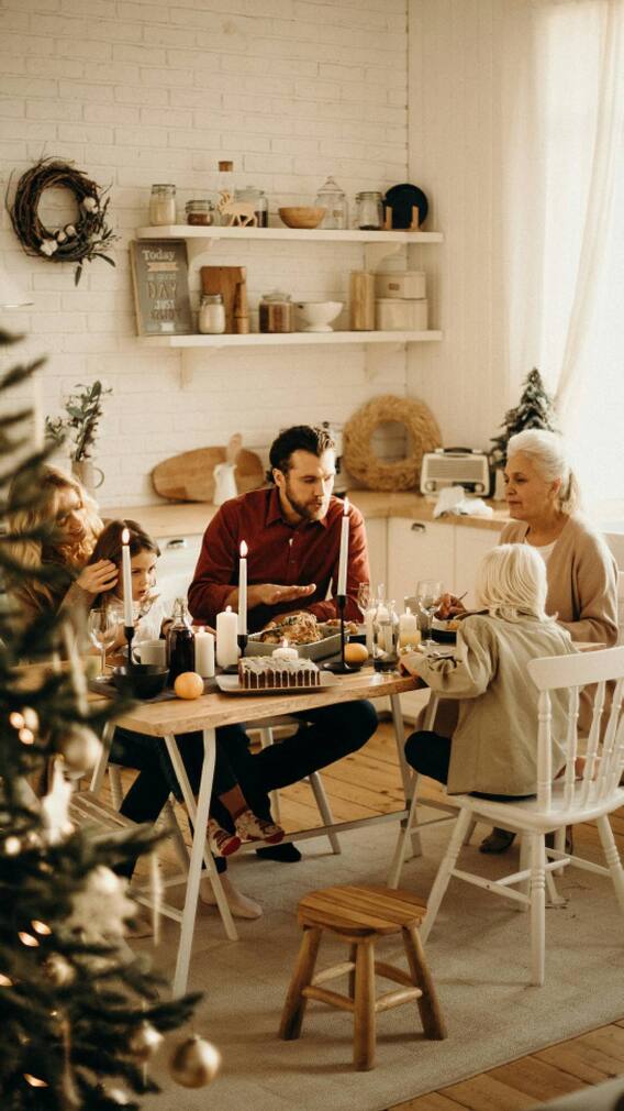 जेवताना 'या' दिशेला तोंड करुन जेवल्यास होते धनसंपत्तीत वाढ!