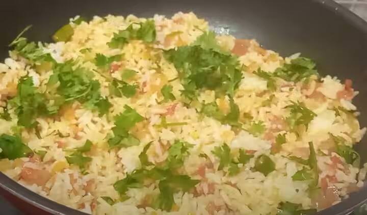 பிரஷர் குக்கரில் எண்ணெய் மற்றும் நெய் சூடானதும் அதில் கடலைபருப்பு, கடுகு, சீரகம், பெருஞ்சீரகம் சேர்த்து வறுக்கவும்.