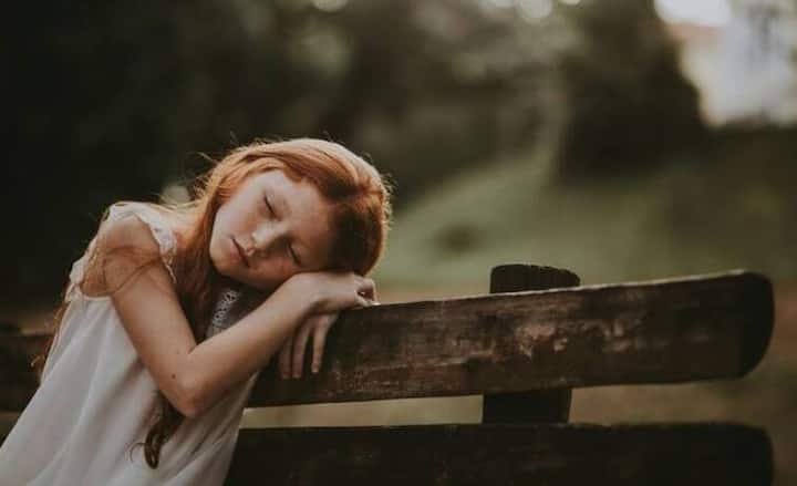 एखाद्याचा मृत्यू आजाराने झाला असेल  मात्र स्वप्नात ती व्यक्ती निरोगी दिसत असेल तर याचा अर्थ त्यांचा पुर्नजन्म चांगल्या ठिकाणी झाला असून आता तुम्ही त्यांचा विचार करणे थांबवा. त्यांची काळजी घेण्याची गरज नाही.