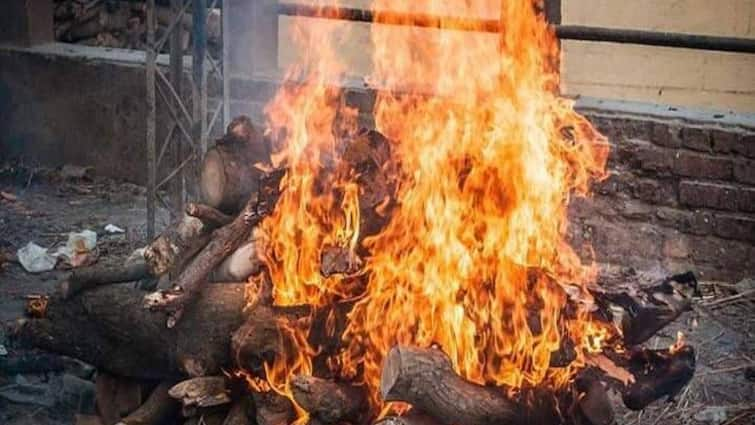 Aligarh Land mafia not allow pyre to be burnt in village crematorium Due to illegal occupation ann Aligarh: गांव के श्मशान में दबंगों का अवैध कब्जा, गरीब परिवार को चिता जलाने के लिए नहीं मिली जमीन