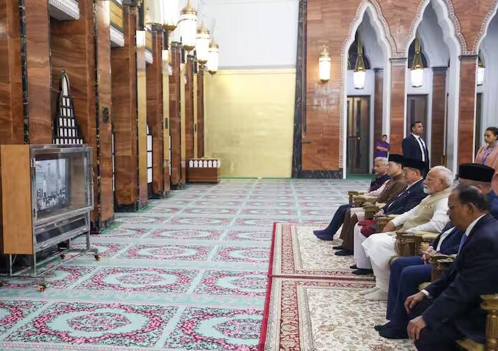 આ મસ્જિદ હાલના સુલતાન હસનલ બોલકિયાના પિતાના નામ પર બનેલી છે. આ મસ્જિદ 1958માં બનાવવામાં આવી હતી. સુલતાન સૈફુદ્દીનને આધુનિક બ્રુનેઈના પિતા માનવામાં આવે છે. પીએમ મોદીએ સુલતાન ઉમર અલી સૈફુદ્દીન મસ્જિદની મુલાકાતની તસવીરો પણ શેર કરી છે.