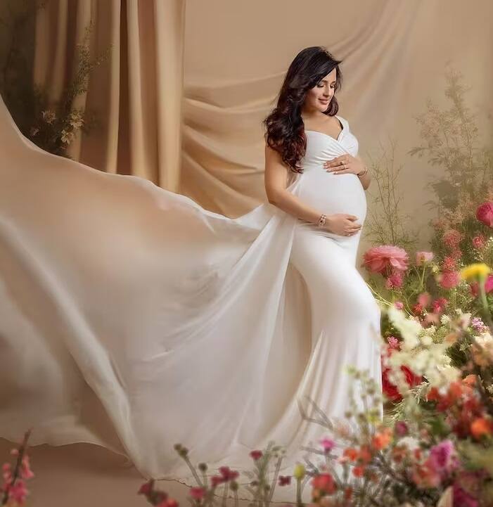આ તસવીરો યુવિકા ચૌધરીએ તેના ઈન્સ્ટાગ્રામ એકાઉન્ટ પર શેર કરી છે. જેમાં અભિનેત્રી સફેદ ગાઉન પહેરીને તેના બેબી બમ્પને ફ્લોન્ટ કરતી જોવા મળી હતી.