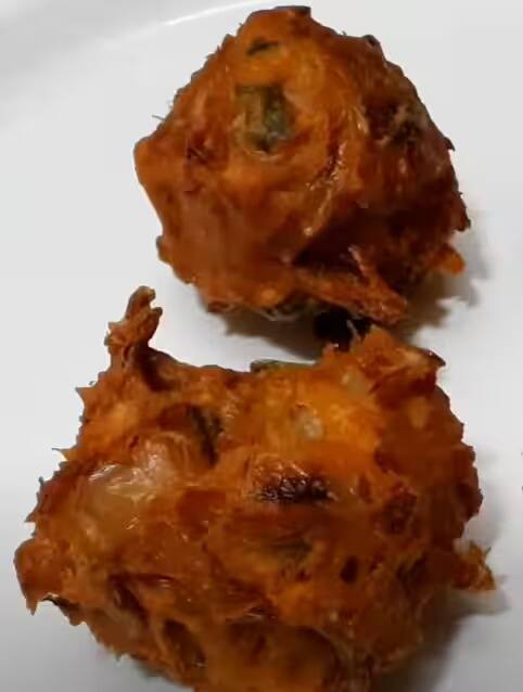 அடுத்தது ஒரு கடாயில் எண்ணெய் ஊற்றி சூடானதும், அதில் பிசைந்து வைத்த மாவை உருண்டை பிடித்து எண்ணையில் சேர்த்து பொன்னிறமாக பொரித்து எடுத்தால் சுவையான ஜவ்வரிசி போண்டா தயார்