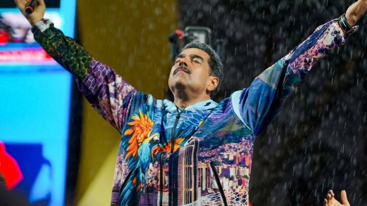 पूरी दुनिया क्रिसमस का त्योहार 25 दिसंबर को मनाती है, लेकिन वेनेजुएला के तानाशाह निकोलस मादुरो सितंबर में क्रिसमस की फीलिंग ले रहे हैं. यही कारण है कि उन्होंने उत्सव का ऐलान 1 अक्टूबर को ही कर दिया है.