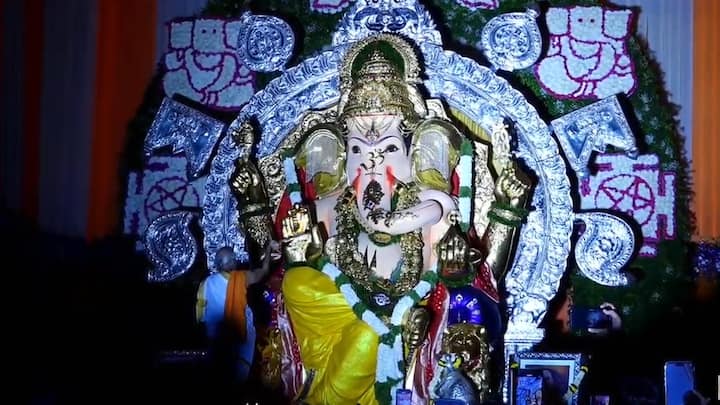 मुंबईतील गणेशोत्सावाला आजपासूनच सुरुवात झाली असून लालबागच्या राजानंतर मुंबईतील प्रसिद्ध जी.एस.बी गणपतीचेही भाविकांना आज विराट दर्शन झाले.