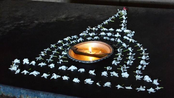 விளாம்பழம், மாதுளை, வாழைப்பழம், கொய்யாப்பழம் ஆகியவற்றை வைக்க வேண்டும். விநாயகருக்கு மிகவும் உகந்த மாலையாக கருதப்படும் எருக்கம்பூவால் ஆன மாலையை அணிவிக்க வேண்டும். விநாயகருக்கு உகந்த அருகம்புல்லை அவருக்கு சூட்டுவதும் சிறப்பானது ஆகும்.