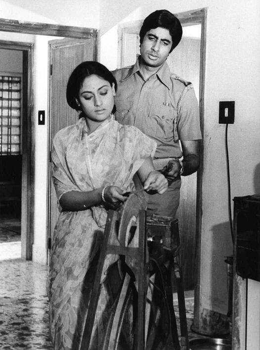 जब अमिताभ बच्चन ने ये सब देखा तो वो इतने ज्यादा इमोशनल हो गए थे कि उनकी आंखों में आंसू तक आ गए थे. तभी ये सब डायरेक्टर प्रकाश मेहरा ने देख लिया और वो उनके पास गए.