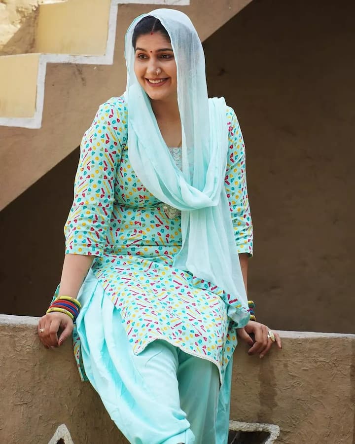 आपको जानकर हैरानी होगी कि कभी पांच सौ-हजार कमाने वाले सपना चौधरी आज कुछ घंटों के प्रोग्राम के लिए 20 से 25 लाख रुपए की भारी भरकम फीस वसूलती हैं.