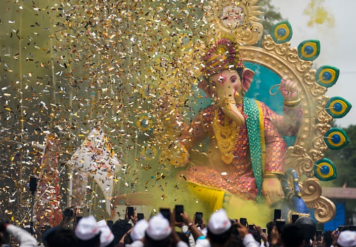 শিবপুরাণে বর্ণিত রয়েছে, ধনী কুবের একবার আমন্ত্রণ করে খাওয়ানোর ব্যবস্থা করেন গণেশকে। দেখা যায় যে , সমস্ত খাবার খেয়েও সন্তুষ্ট হন না গণেশ। শেষে তাঁকে মোয়া খেতে দেওয়া হলে খুবই খুশি হন তিনি। এই কাহিনি থেকে মনে করা হয় যে , খাবার শেষ পাতে কিছু না থাকলে রুষ্ট হন গণেশ।