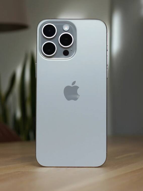 थोक के भाव में मिल रहा iPhone 15 Pro Max, खरीदने के लिए मची भगदड़!