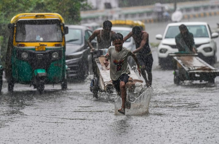 The Meteorological Department has issued a yellow alert for Thursday. Generally cloudy weather and rain are forecast in Delhi.