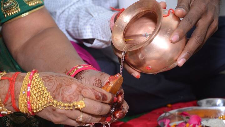 விநாயகர் சதர்த்திக்கு முந்தைய நாளே வீட்டை நன்றாக சுத்தம் செய்து கோலமிட வேண்டும்.விநாயகர் சதுர்த்தி நன்னாளில் கடைகளில் வாங்கிய அல்லது களிமண்ணால் செய்யப்பட்ட விநாயகர் சிலையை பூஜை அறைக்கு கொண்டு வர வேண்டும்.