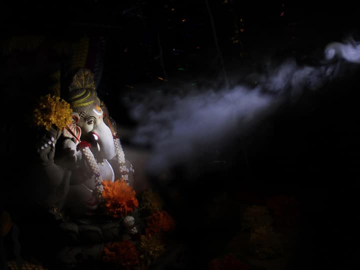 মনে করা হয় যেকোনও হলুদ রঙের বস্তুই পছন্দ গণেশের। তাই ফলের মধ্যে কলাও পছন্দ গণেশের। দূর্গাপুজোতে আবার যেহেতু কলা গাছকে ,গণেশের স্ত্রী রূপে দেখা হয়, তাই গণেশের সঙ্গে সব সময় ফল হিসাবে কলা রাখার প্রচলন রয়েছে।