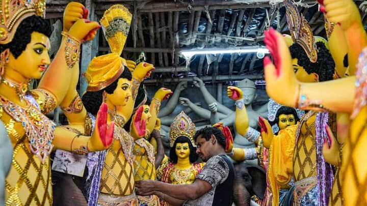মূলত কারিগরী শিল্পের সঙ্গে জড়িত ব্যক্তিরা বিশ্বকর্মা পুজো করলেও। অনেকে বাড়িতেও এই পুজো করেন। এই দিন ঘুড়ি ওড়ানোরও প্রথাও রয়েছে এখনও।image 3