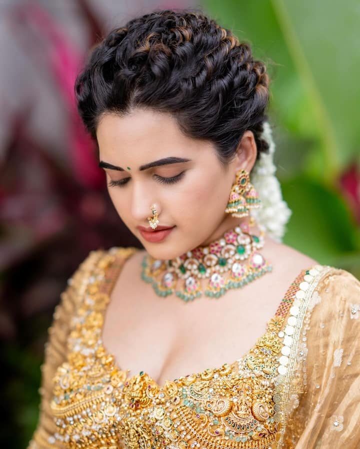 యూట్యూబ్ ఛానెల్ యాంకర్ గా కెరీర్ మొదలు పెట్టిన స్రవంతి, దర్శకుడు ఆర్జీవీని ఇంటర్వ్యూ చేయడంతో బాగా పాపులర్ అయ్యింది. Photo Credit: sravanthi_chokarapu/Instagram