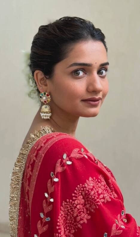 नुकतच तिने तिच्या सोशल मीडियावर लाल रंग्याच्या ड्रेसमधील फोटो शेअर केले आहेत.