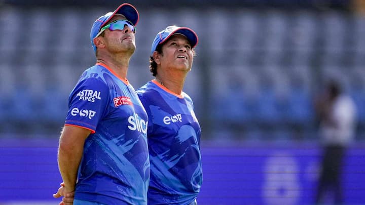 आईपीएल टीमों के हेड कोच सैलरी के तौर पर अच्छी रकम लेते हैं. रिपब्लिक वर्ल्ड की एक खबर के मुताबिक मुंबई इंडियंस के हेड कोच मार्क बाउचर को 2.3 करोड़ रुपए मिलते हैं.