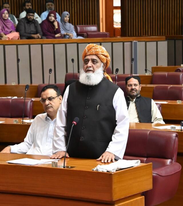 पाक संसद में जमीयत उलेमा-ए-इस्लाम फजल के चीफ मौलाना फजल उर रहमान ने भी बलूचिस्तान और खैबर पख्तूनख्वा के मुद्दे पर सरकार को घेरा. उन्होंने कहा कि बलूचिस्तान और खैबर पख्तूनख्वा में हालात ऐसे हो गए हैं कि वहां के लोग ग्रुप बनाकर हाथों में रॉकेट लॉन्चर लेकर घूम रहे हैं.