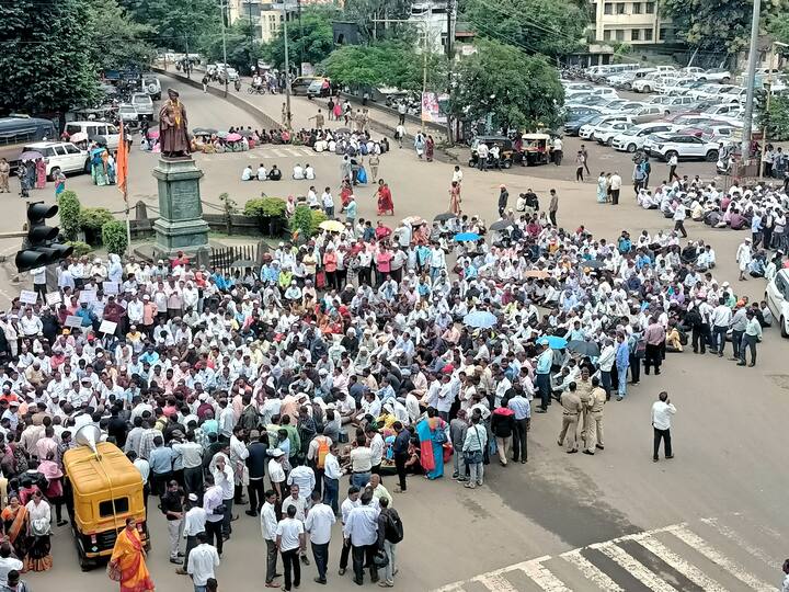 शिक्षकांच्या गेल्या अनेक वर्षांपासूनच्या मागण्यांसाठी विनाअनुदानित शिक्षक आंदोलने करत आहेत.