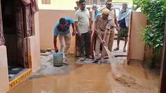 Sanitation Work Vijayawada Flood Affected Areas | బురదను క్లీన్ చేస్తున్న పారిశుద్ధ్య సిబ్బంది