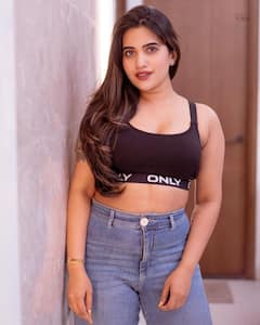 Sravanthi Chokarapu : బ్లాక్ టాప్​లో హాట్ ఫోజులిచ్చిన స్రవంతి చోకారపు.. ఇన్​ & అవుట్ కూడా ఆమె అందాగానే ఉందంటోన్న ఫ్యాన్స్