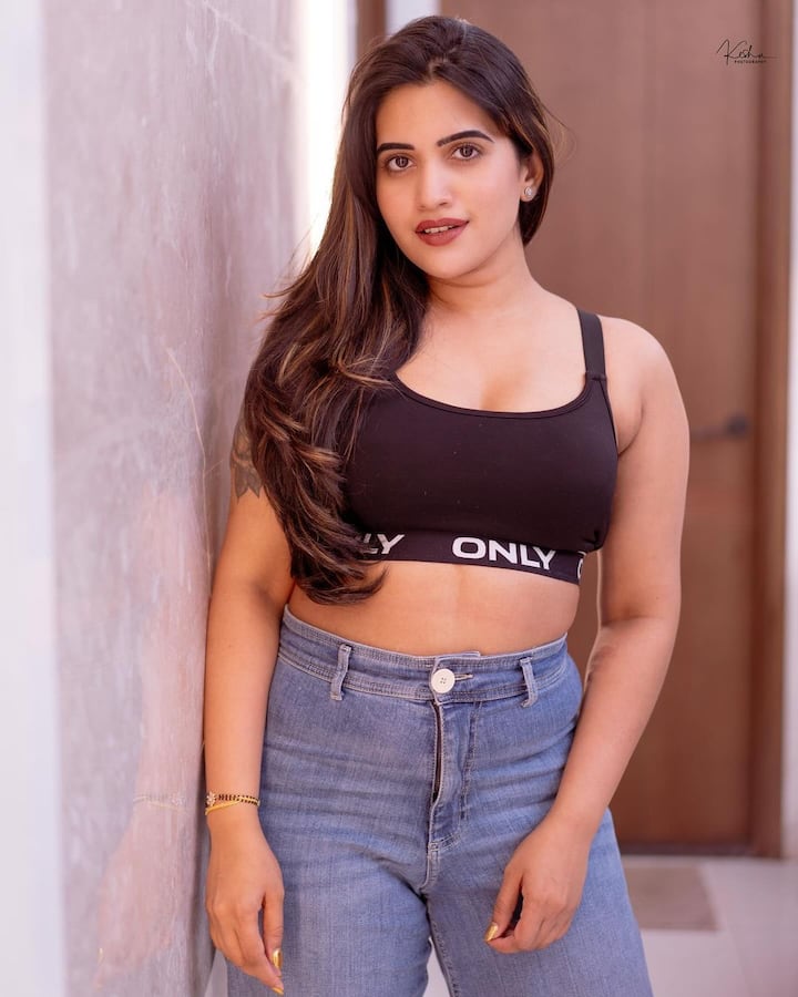 స్లీవ్​లెస్ బ్లాక్ టాప్​ వేసుకుని బ్లూ జీన్స్​ని పెయిర్ చేసింది స్రవంతి. హెయిర్ లీవ్ చేసి.. మినిమల్ మేకప్​ లుక్​లో స్రవంతి చాలా అందంగా, స్టైలిష్​గా కనిపించింది. (Images Source : Instagram/Sravanthi Chokarapu)