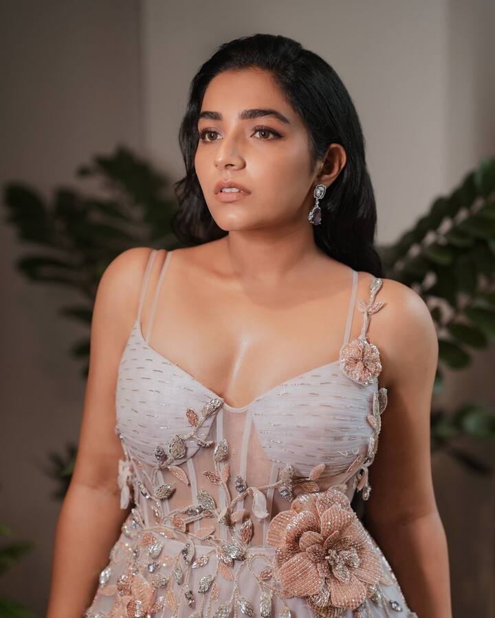 'రామారావు ఆన్ డ్యూటీ' సినిమాలో మాత్రమే కాదు... మలయాళ సినిమాల్లోనూ, ఆ తర్వాత ప్రచార కార్యక్రమాల్లోనూ ట్రెడిషనల్ లుక్ లో కనిపించేందుకు రజిష ఇంపార్టెన్స్ ఇచ్చారు. నిన్న మొన్నటి వరకు ఈ స్థాయి గ్లామర్ ఫోటోషూట్ ఆమె అసలు చేయలేదు. (Image Courtesy: rajishavijayan / Instagram)
