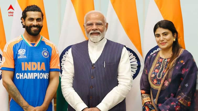 Ravindra Jadeja Indian star all rounder joins bjp, MLA wife Rivaba Ravindrasinh shares on X Ravindra Jadeja Joins BJP: স্ত্রীর দেখানো পথে হেঁটেই বিজেপিতে যোগদান তারকা ক্রিকেটার রবীন্দ্র জাডেজার