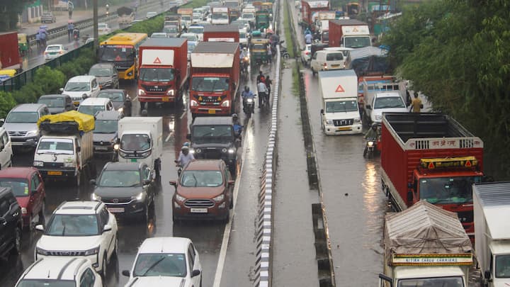 Delhi Weather Update: मौसम विभाग के मुताबिक गुरुवार को बारिश की वजह से एक दिन पहले की तुलना में दिल्ली के तापमान में चार डिग्री की कमी आई. आज और कल बारिश से हालात और बिगड़ने की संभावना है.