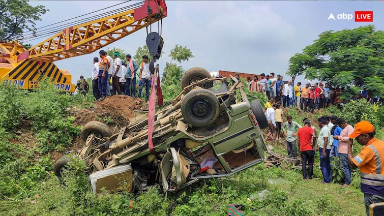 Sikkim Army Truck Accident 4 soldiers killed due to vehicle falls into 700 feet deep gorge Rescue Operation Continue सिक्किम में 700 फीट गहरी खाई में गिरा सेना का ट्रक, 4 जवानों की मौत