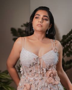 Rajisha Vijayan: రజిషా విజయన్ గ్లామర్ డ్యూటీ... స్పాట్‌ లైట్‌లో మలయాళీ భామ అందం