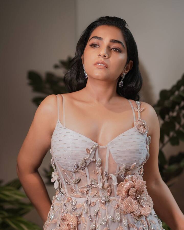 Rajisha Vijayan Instagram Photos: తెలుగు ప్రేక్షకుల కొందరికి అయినా రజిషా విజయన్ తెలిసే ఉంటారు. మాస్ మహారాజా రవితేజ 'రామారావు ఆన్ డ్యూటీ'లో ఆవిడ ఓ హీరోయిన్ కనుక. ఆ మూవీలో సంప్రదాయబద్ధమైన పాత్రలో కనిపించారు. అందువల్ల, ఈ ఫోటోస్ చూసి గుర్తు పట్టడం కాస్త కష్టం ఏమో! (Image Courtesy: rajishavijayan / Instagram)