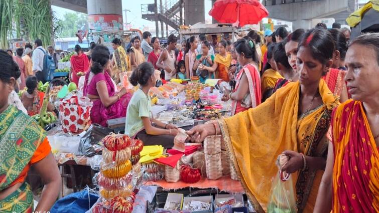 Hartalika Teej 2024: हरतालिका तीज को लेकर बाजारों में बढ़ी रौनक, देखिए पटना में खरीदारी की तस्वीरें