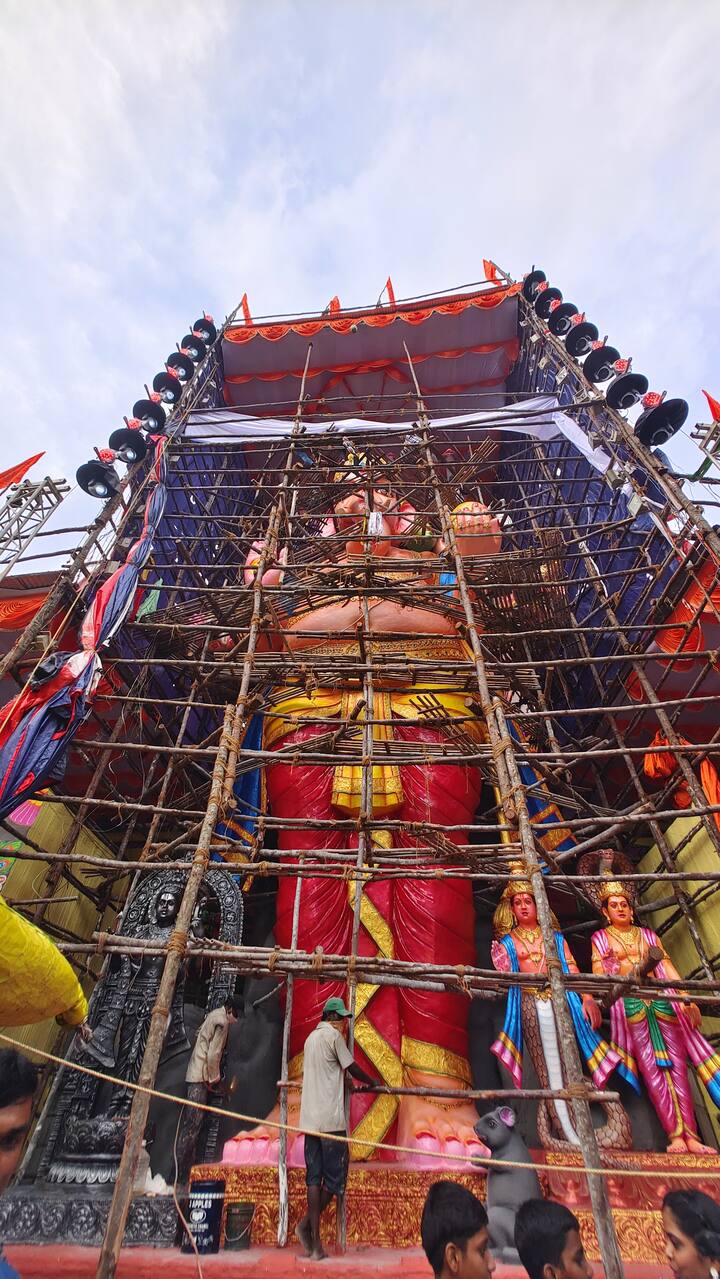 ఉత్సవం చివరి రోజు, గణపతి నిమజ్జన ఉత్సవం హుస్సేన్ సాగర్ వద్ద భారీగా జరగనుంది. ఈసారి విగ్రహం మట్టితో తయారు చేసినందున పర్యావరణాన్ని దృష్టిలో ఉంచుకుని నిమజ్జనం చేస్తారు.