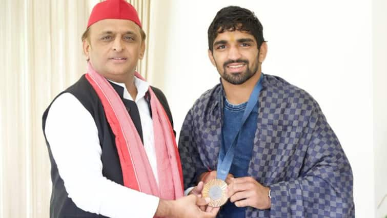 Paris Olympics Bronze Medalist Aman Sehrawat Meets SP President Akhilesh Yadav Latest Sports News अखिलेश यादव ने ओलंपिक मेडलिस्ट अमन सहरावत से की मुलाकात, फोटो शेयर कर जानें क्या कहा